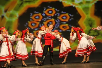 Девочки танцевали народный танец. Люди в традиционных костюмах, танцуют  болгарские народные танцы. Взорвать женских ног с традицио Стоковое Фото -  изображение насчитывающей празднество, красивейшее: 170301456