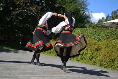 Русский народный танец редакционное фото. изображение насчитывающей костюм  - 32974551