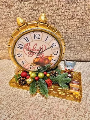 Рождественские или новогодние часы украшены красным цветом в полночь  Стоковое Изображение - изображение насчитывающей декоративно, золото:  158815983