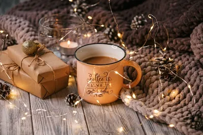 Новогоднее оформление чашки кофе в …» — создано в Шедевруме