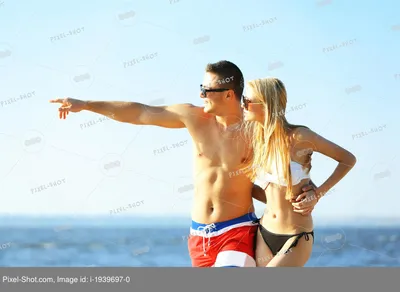 Закройте портрет счастливой улыбающейся пары, обнимающейся на пляже  стоковое фото ©deagreez1 103583590