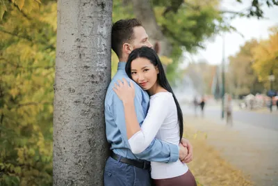 мужчина и женщина стоят рядом друг с другом в лесу, фото целующихся и обнимающихся  пар, пара, любовь фон картинки и Фото для бесплатной загрузки