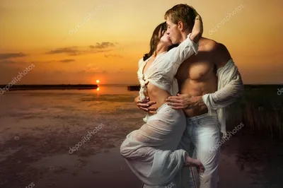 портреты влюблённых романтических пар любовников, обнимающихся поцелуями,  прикасаясь к глазам на рассвете Стоковое Фото - изображение насчитывающей  бобра, романтично: 263349526