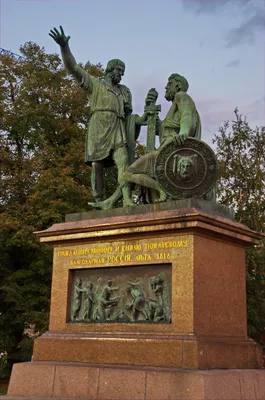 Памятник минину и пожарскому