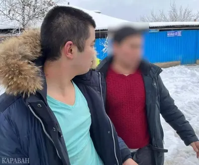 Один спит, другой ссыт»: два пьяных мужчины испугали школьников в Волжском