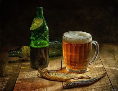 Пиво с рыбой стоковое фото. изображение насчитывающей пена - 166779602