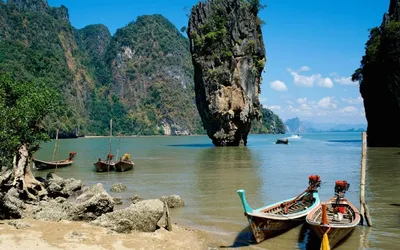Обои на рабочий стол Прогулочные лодки с подвесными двигателями, стоящие на  побережье морской бухты в ожидании туристов, на фоне скалистых образований,  поросших деревьями, остров Пхукет, Таиланд / Phuket, Thailand, обои для  рабочего
