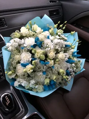 Большой полевой букет бело-голубой – розы с доставкой по Москве и  Московской области