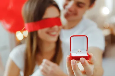 мужские и женские руки, держать кольцо, делать предложение выйти замуж  Stock Vector | Adobe Stock