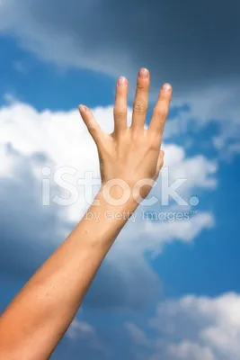 женщина тянется к голубому небу с поднятыми руками, девушка, раскинувшая  руки в голубом небе, облако фон картинки и Фото для бесплатной загрузки