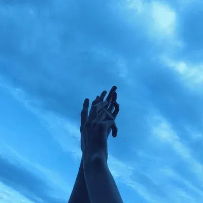 Девушка вытягивает руки к небу. Стоковое Изображение - изображение  насчитывающей услажено, малыш: 40368765