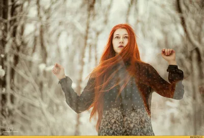 портрет рыжей рыжеволосой женщины, растягивающей руки, обнимаясь на  прогулке зимой. Стоковое Изображение - изображение насчитывающей  повелительница, тучно: 270585989