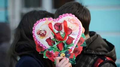 Счастливый мужчина с цветами готовятся в день Святого Валентина Стоковое  Изображение - изображение насчитывающей изолировано, розы: 171685565