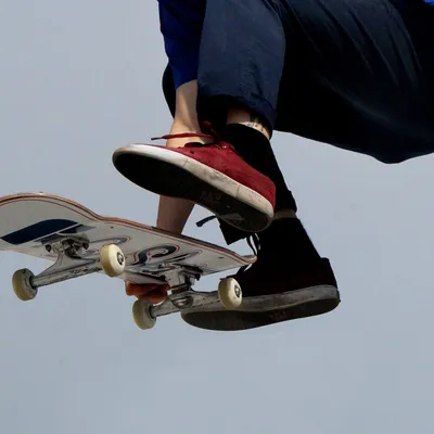 Ноги скейтбордистов закрывают вверх Стоковое Фото - изображение  насчитывающей люди, ноги: 31731080