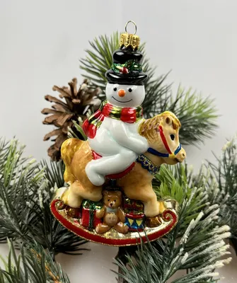 Обои на рабочий стол Снеговик стоит за домом и заснеженным деревом, (Merry  Christmas / c рождеством), автор Susan Cipriano, обои для рабочего стола,  скачать обои, обои бесплатно