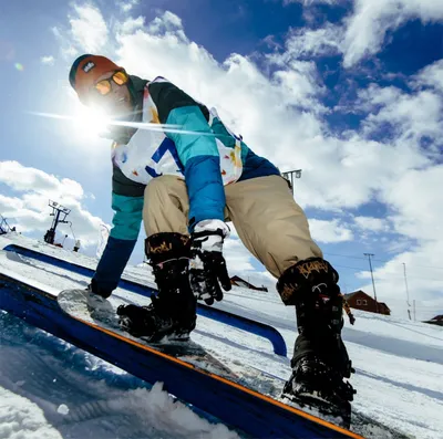 Сноубордист на красный сноуборд на склоне горы в ярком Солнце в Спорт и  сноуборде зимой Стоковое Фото - изображение насчитывающей ландшафт, рюкзак:  168736096