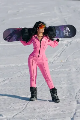 Лыжница катается на сноуборде - обои на телефон