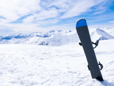 Обои сноуборд, сноубордист, снег, шлем, очки картинки на рабочий стол, фото  скачать бесплатно