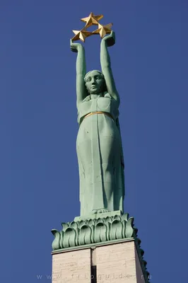 Скульптура статуи свободы, на острове свободы в середине Стоковое  Изображение - изображение насчитывающей река, художничества: 34542153