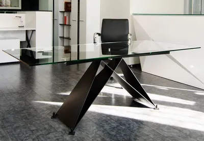 Стеклянный стол в переговорную комнату с цельной металлической опорой
