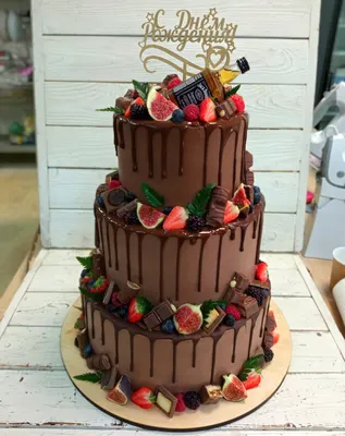 Трехъярусный торт на день рождения для мужчины