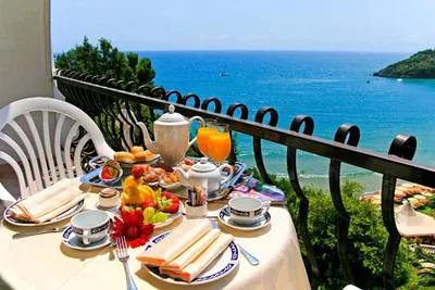 Легкий завтрак на берегу моря подарить хорошее настроение и зарядит  позитивом на весь день. | Завтрак, Полезные блюда