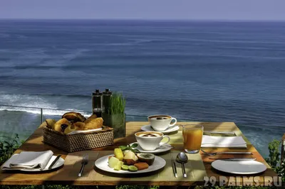 завтрак на столе на пляже с видом на море карибского моря с завтраком стол  с кофе апельсин Стоковое Фото - изображение насчитывающей ананас, кофе:  215671692