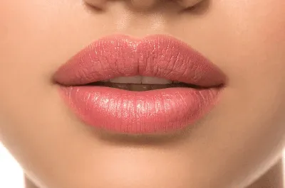 яркие женские губы красные стоковое изображение. изображение насчитывающей  очарование - 10282823
