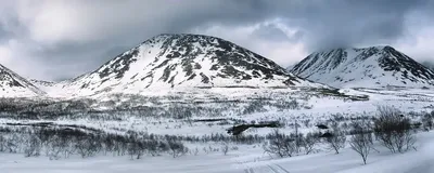 панорамный вид снежных гор зимой. рабочий стол зимние обои Стоковое Фото -  изображение насчитывающей панорамно, утесисто: 264699032