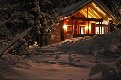 зимний балкон с кофейным столиком, уютные стулья, покрытые белым мехом и  великолепными снегокрытыми горами. зима Стоковое Фото - изображение  насчитывающей шерсть, сценарно: 231563326