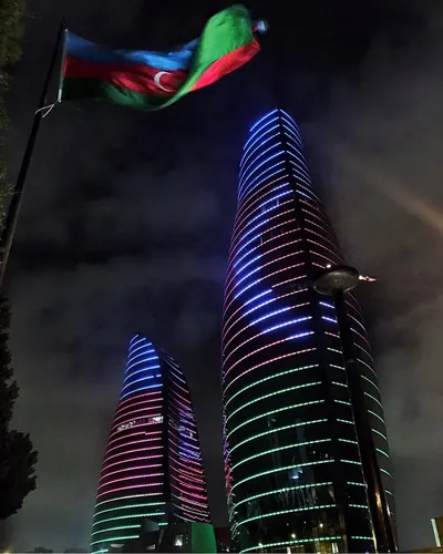 Азербайджан Обои на телефон высокое здание с разноцветным флагом