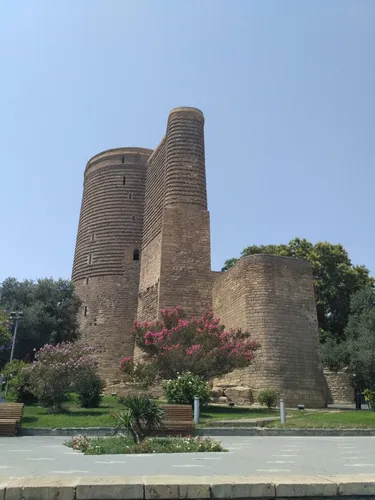 Азербайджан Обои на телефон каменное здание с башнями на фоне Девичьей башни
