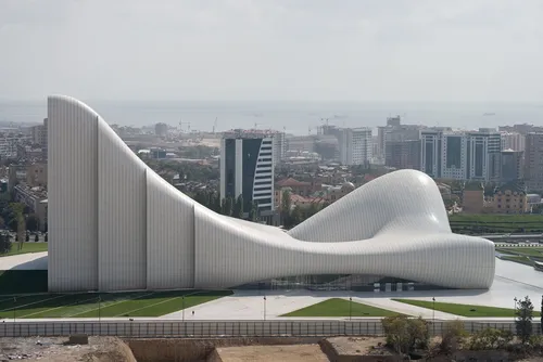 Азербайджан Обои на телефон большое белое здание с изогнутой крышей и городом на заднем плане