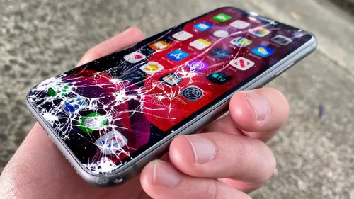 Разбитый Экран Обои на телефон рука, держащая мобильный телефон