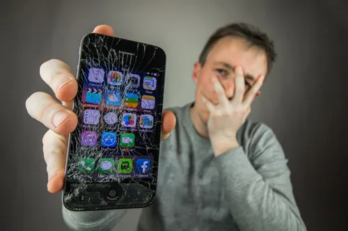 Разбитый Экран Обои на телефон мужчина, держащий мобильный телефон