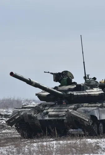 Военные Обои на телефон военный танк, движущийся по дороге