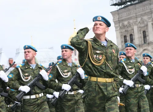 Военные Обои на телефон группа мужчин в военной форме