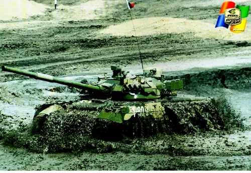 Военные Обои на телефон танк, проезжающий по грязной местности