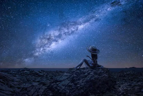 Звездное Небо Обои на телефон человек, сидящий на скалистой поверхности со звездой в небе