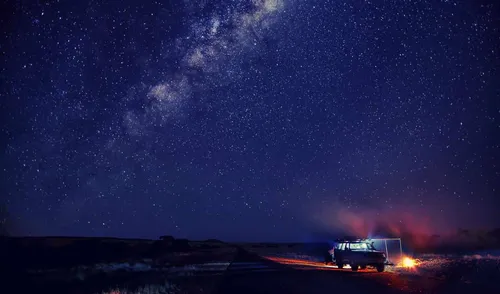 Звездное Небо Обои на телефон автомобиль на дороге со звездным небом над головой с огнями Marfa на заднем плане