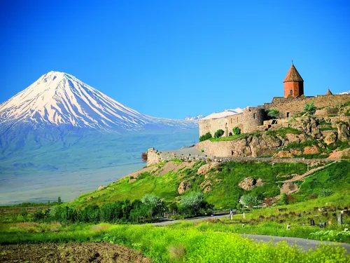 Армения Обои на телефон замок на холме с Хор Вирапом на заднем плане