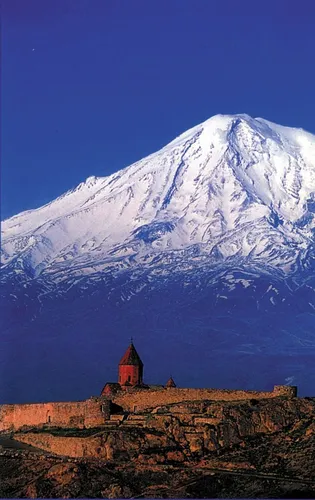 Армения Обои на телефон маленькое красное здание перед горой