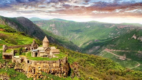 Армения Обои на телефон каменное здание на холме