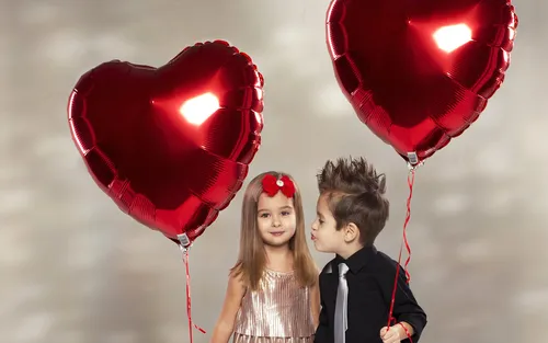 Для Подростков Девушек Обои на телефон мужчина и женщина целуются с красными воздушными шарами на заднем плане