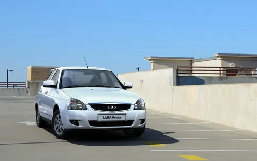 Приора Обои на телефон белый автомобиль, припаркованный на парковке