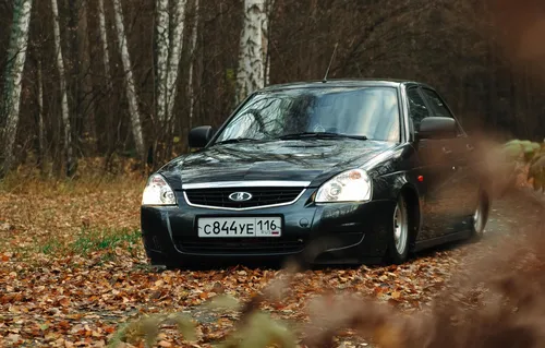 Приора Обои на телефон автомобиль едет по дороге с листьями на земле