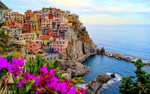 Италия Обои на телефон Чинкве-Терре на скале у океана