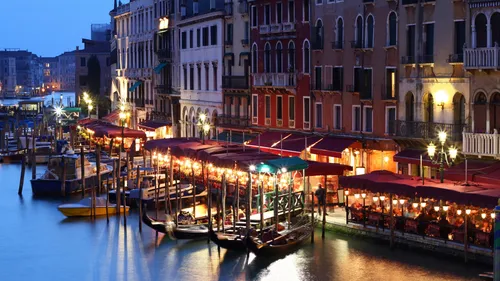Италия Обои на телефон канал с лодками и зданиями вдоль него