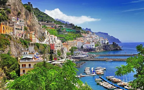 Италия Обои на телефон Побережье Амальфи с лодками на воде