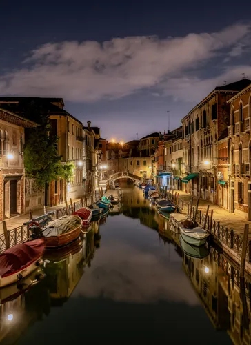 Италия Обои на телефон канал с лодками в нем